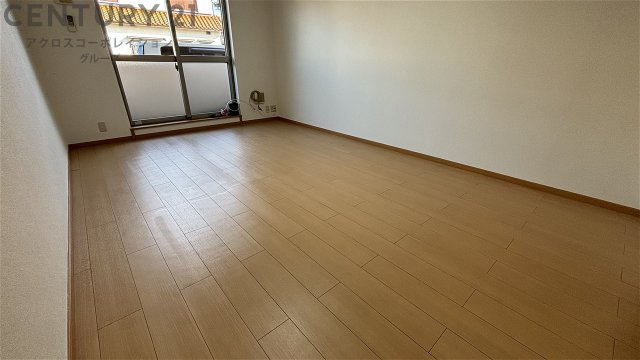 居室・リビング　南向きエアコン付きの9.8帖の洋室です♪