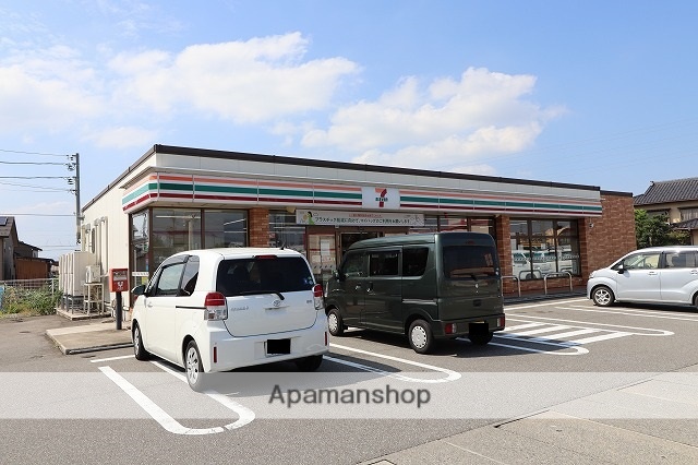 コンビニ　セブンイレブン（コンビニ）まで713m