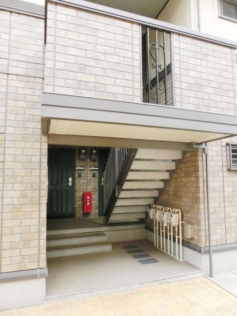 エントランス　屋根付のエントランス