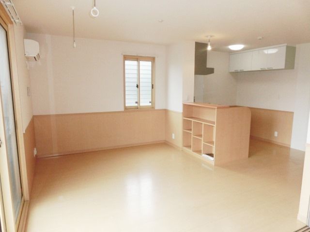 その他部屋・スペース　バルコニー側から見たリビング