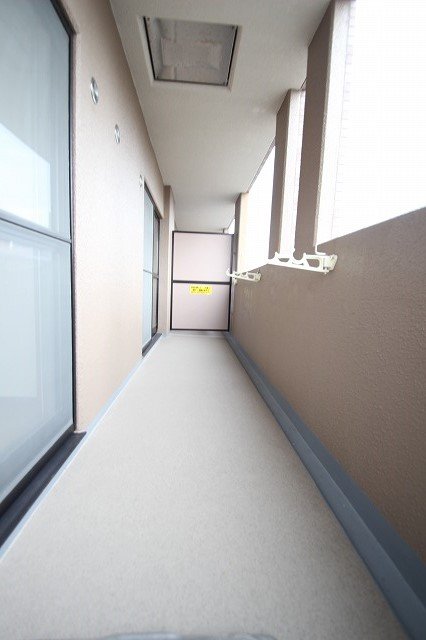 バルコニー　同物件別号室の写真です。