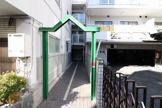 エントランス　落ち着いたエントランスです