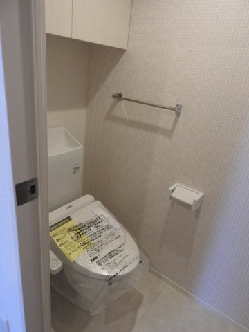 トイレ　落ち着いた色調のトイレです
