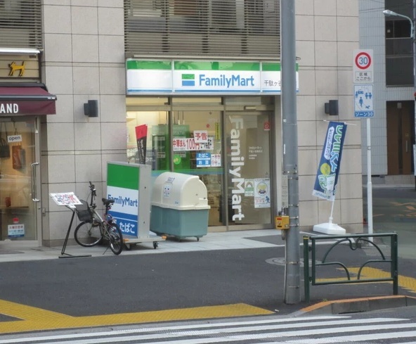 コンビニ　ファミリーマート千駄ヶ谷鳩森店（コンビニ）まで69m