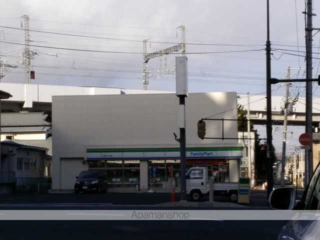 コンビニ　ファミリーマート（コンビニ）まで211m