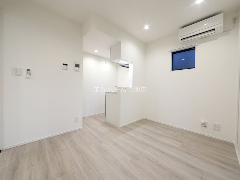 居室・リビング　LDK8.0帖　カウンターキッチン　エアコン完備