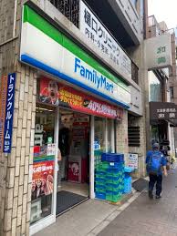 コンビニ　ファミリーマート四谷三丁目駅前店（コンビニ）まで131m