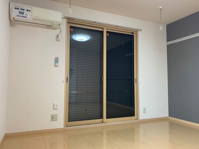 エントランス　シャッター雨戸