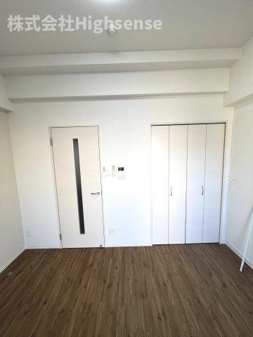 その他部屋・スペース　落ち着いた色調の寝室です