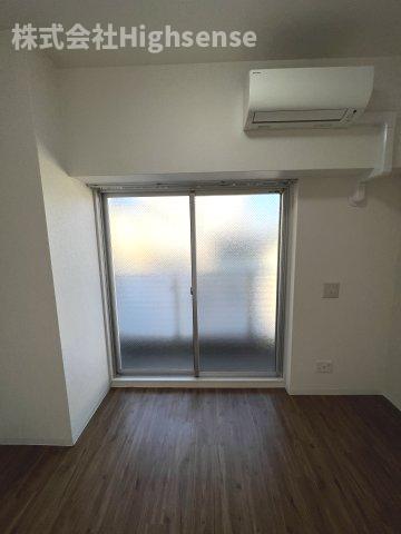 居室・リビング　落ち着いた色調の洋室です