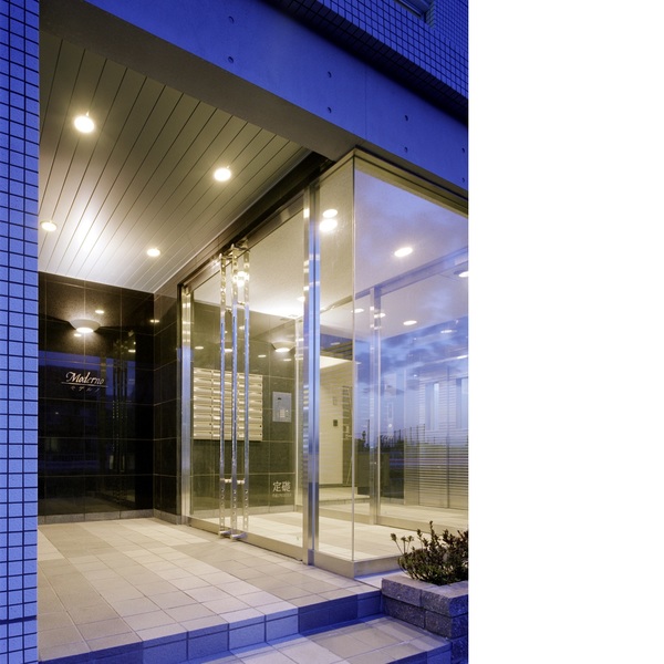 エントランス　高級感ある外観