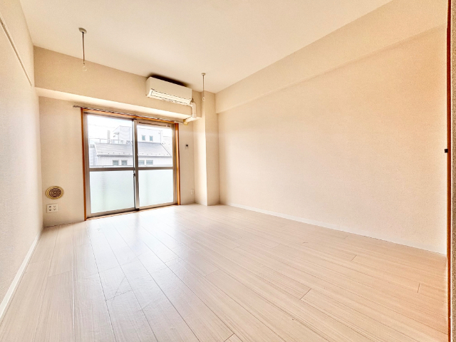 居室・リビング　広々８帖