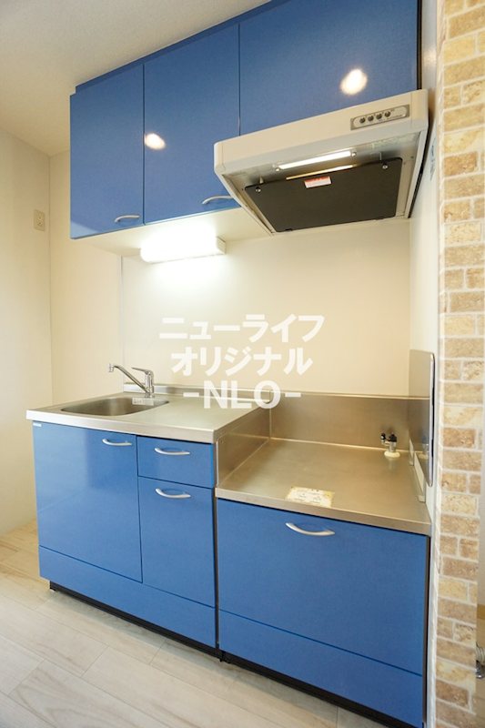 キッチン　青いキッチンパネルが印象的☆ガスコンロが設置可能です☆