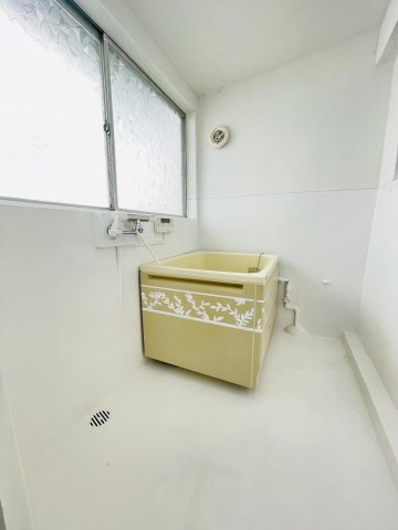 バス・シャワールーム　明るくて、窓が二つあり開放的で通気性も良く使えます。