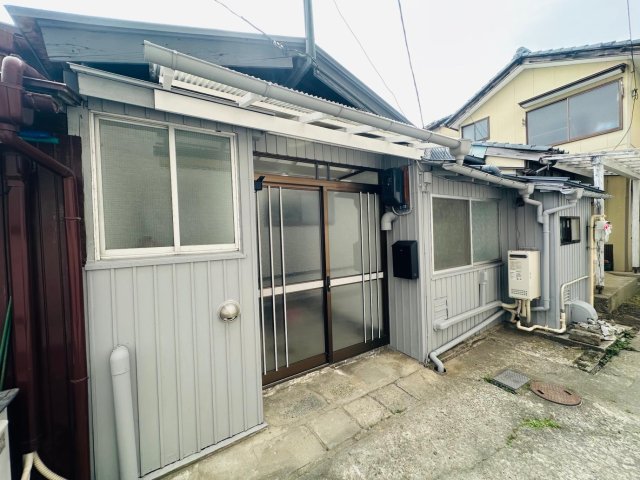 建物外観　屋根や外壁は塗装済み。落ち着いたイメージに仕上げました。