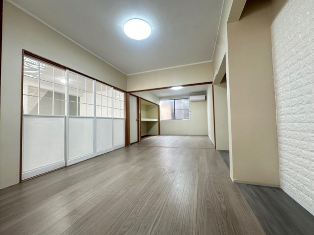 居室・リビング　六畳二間続きで広くも使えますし、襖で仕切れば二部屋になります