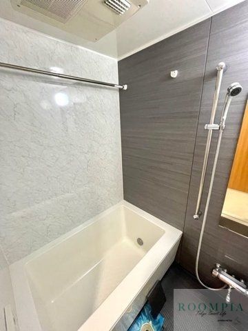 バス・シャワールーム　※同タイプの別のお部屋です。