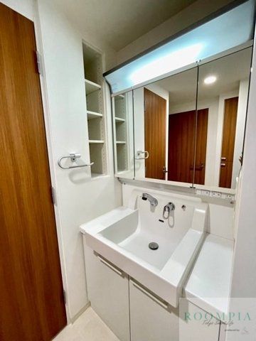 洗面設備　※同タイプの別のお部屋です。