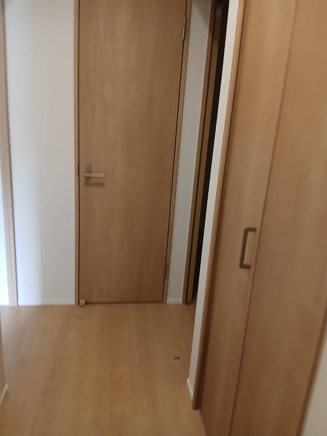 その他　階段を上がるとこのようになっております。 正面はトイレで向か