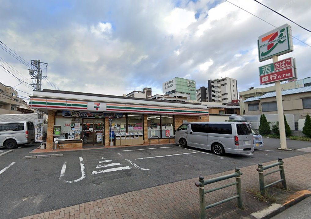 コンビニ　セブンイレブン足立西新井本町店（コンビニ）まで420m