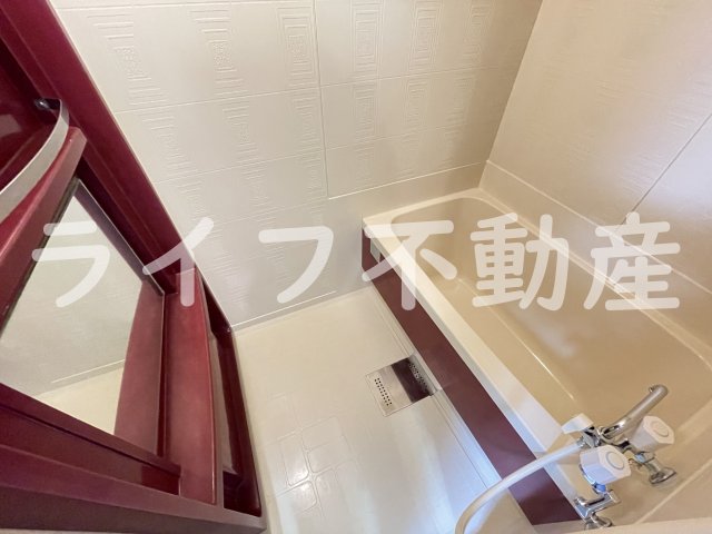 バス・シャワールーム　コンパクトで使いやすいお風呂です