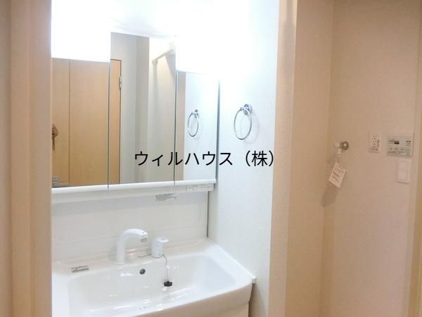洗面設備　三面鏡洗面台！