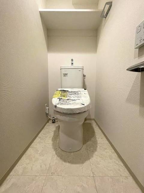 トイレ　落ち着いた色調のトイレです