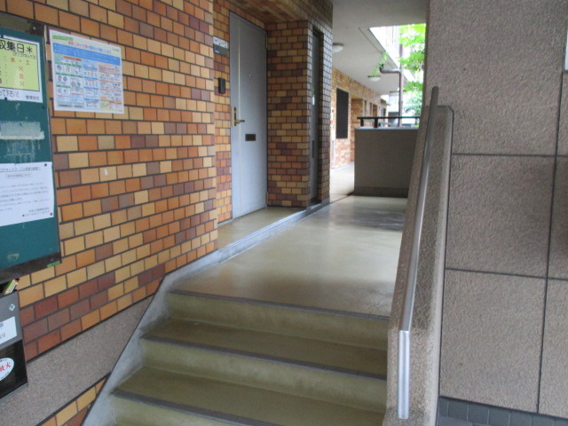 エントランス　きれいなエントランスです