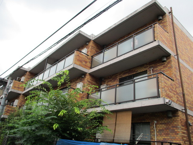 建物外観　ずっしりした外観です