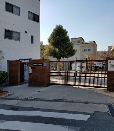 中学校　大阪市立茨田北中学校（中学校）まで447m