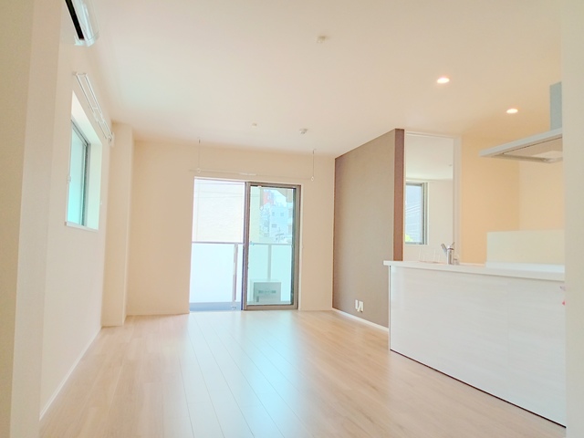 居室・リビング　★窓も多いお部屋で風通しもいいです★