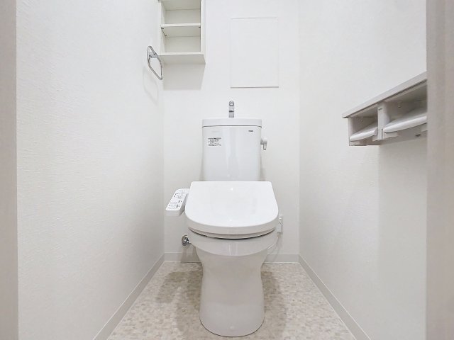 トイレ　掲載写真は同型モデルを掲載しており実際のお部屋と仕様等が異な