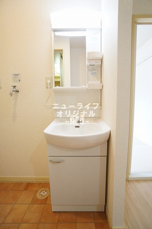 洗面設備　身支度に便利な独立洗面化粧台