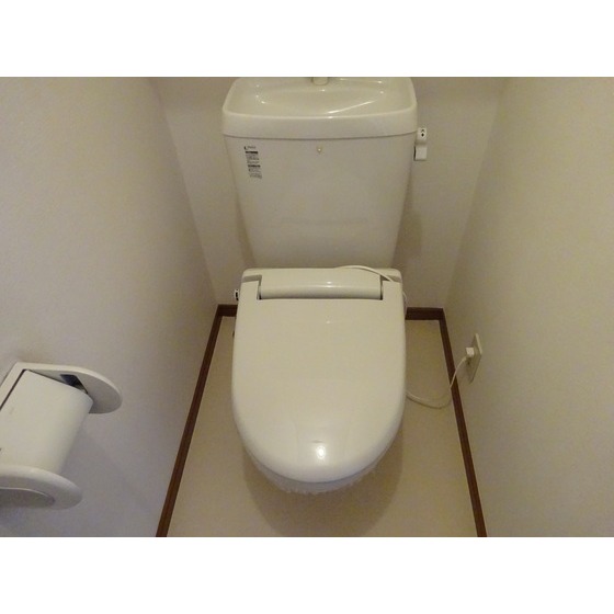 トイレ　落ち着いた色調のトイレです