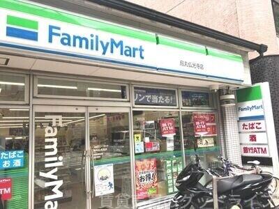 コンビニ　ファミリーマート烏丸仏光寺店（コンビニ）まで212m