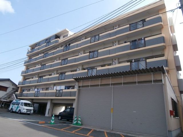 建物外観　青い空が映える外観