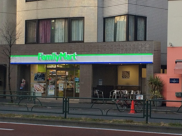 コンビニ　ファミリーマート 南麻布四丁目店（コンビニ）まで308m