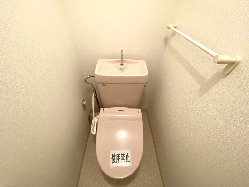 トイレ　温水洗浄便座付き！