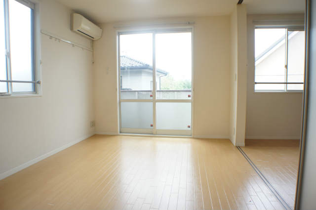 居室・リビング　南向きで日差しの差し込む明るいお部屋♪
