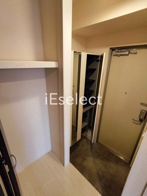 玄関　鏡付で身だしなみバッチリ！
