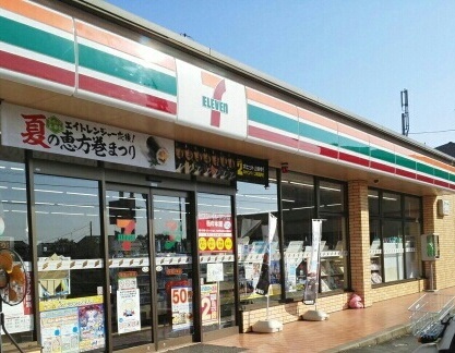 コンビニ　セブンイレブン（コンビニ）まで370m