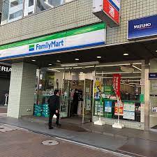 コンビニ　ファミリーマート 田町東口店（コンビニ）まで162m