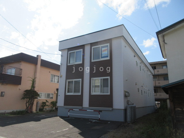 駐車場　令和元年７月外壁張替及び屋根塗装工事完了