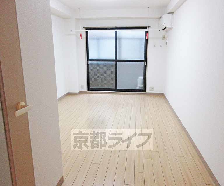 居室・リビング　とっても広々とした洋室８帖！明るく綺麗なお部屋です