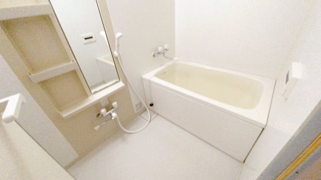 バス・シャワールーム　コンパクトで使いやすいお風呂です