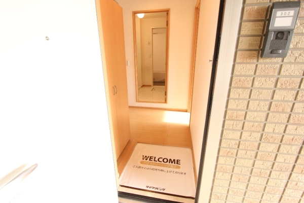 玄関　玄関を入るとホールがあります