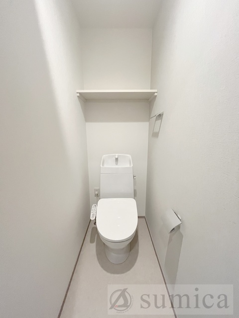 トイレ　人気アイテムの温水洗浄便座。清潔感のあるトイレです。