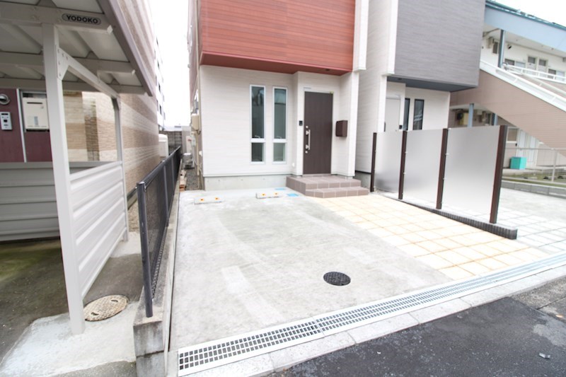 駐車場　建物前面駐車場