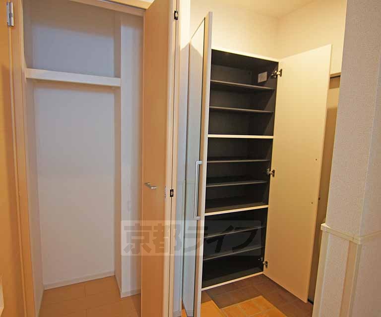 収納　玄関先には収納が多いです。