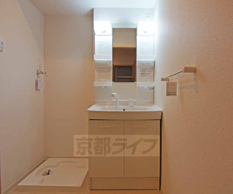 洗面設備　シャンプードレッサー付き脱衣所です。